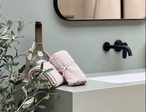 Blaty łazienkowe i okładzina ścienna z konglomeratu Silestone