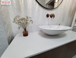 Blat lazienkowy z konglomeratu Frosty Carina marki  Caesarstone / Merkam 