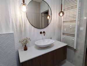Blat lazienkowy z konglomeratu Frosty Carina marki  Caesarstone / Merkam 