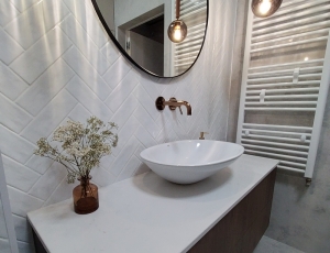 Blat lazienkowy z konglomeratu Frosty Carina marki Caesarstone / Merkam