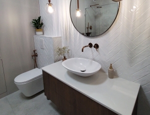 Blat lazienkowy z konglomeratu Frosty Carina marki Caesarstone / Merkam