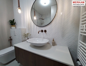 Blaty  lazienkowe z konglomeratu Frosty Carina marki Caesarstone / Merkam
