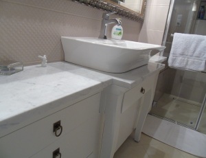 Blaty lazienkowe z marmuru  Carrara Bianco  / Merkam