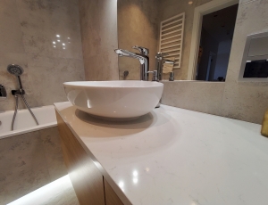 Blat lazienkowy z konglomeratu Frosty Carrina marki Caesarstone  / Merkam