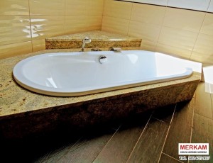 Obudowa wanny  z granitu Kashmir Gold / Merkam