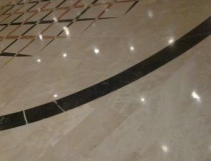  Posadzka z marmuru Crema Marfil / Merkam 