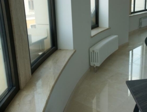 Parapet z marmuru Breccia Sarda / Merkam