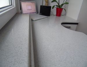 Parapet z konglomeratu Starlight White marki Technistone / Merkam