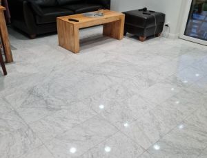 Posadzka z marmuru Carrara Bianco / Merkam