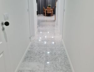 Posadzka z marmuru Carrara Bianco / Merkam