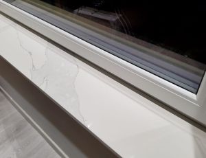 Parapet z konglomeratu Calacatta marki Pamir / Merkam