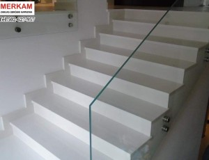 Schody z białego konglomeratu kwarcowego Crystal Absolute White marki Technistone / Merkam