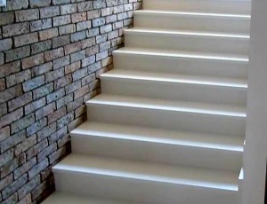 Schody z białego konglomeratu kwarcowego Crystal Absolute White marki Technistone / Merkam