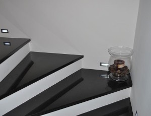 Czarne schody z kamienia naturalnego ,/ granit nero asoluto  /  Merkam