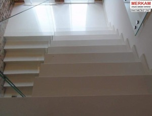 Schody z  konglomeratu kwarcowego  crystal absolute white marki Technistone / białe schody   / Merkam 