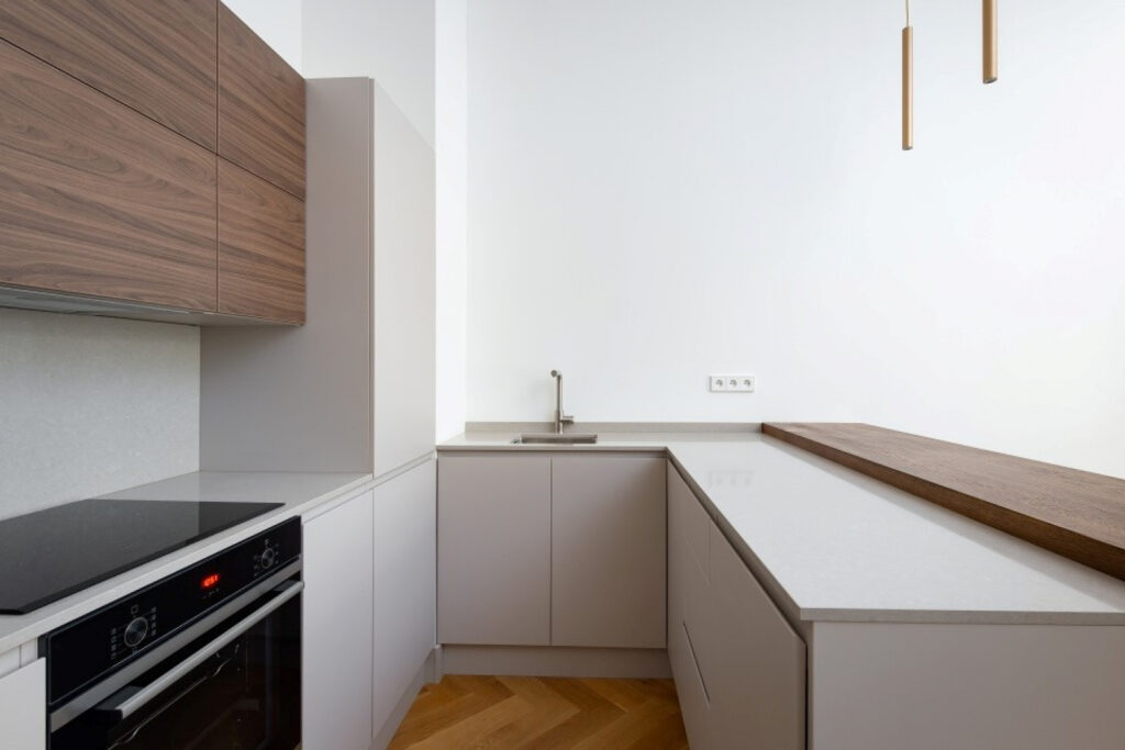 Noble Ivory White – Kolekcja, która Definiuje Elegancję Kolekcja blaty z konglomeratu marki Technistone pod nazwą Noble Ivory White to kwintesencja elegancji, przejawiająca się w każdym centymetrze przestrzeni, w której się znajduje. Jest to propozycja dla tych, którzy szukają czegoś więcej niż tylko powierzchni do pracy – szukają dzieła sztuki, które odmieni charakter ich kuchni. erkam