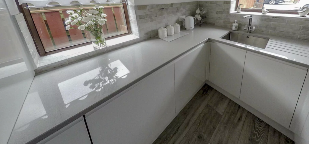 Wyprzedaż Blat kuchenny z konglomeratu Aluminio Nube marki Silestone / Merkam lodz