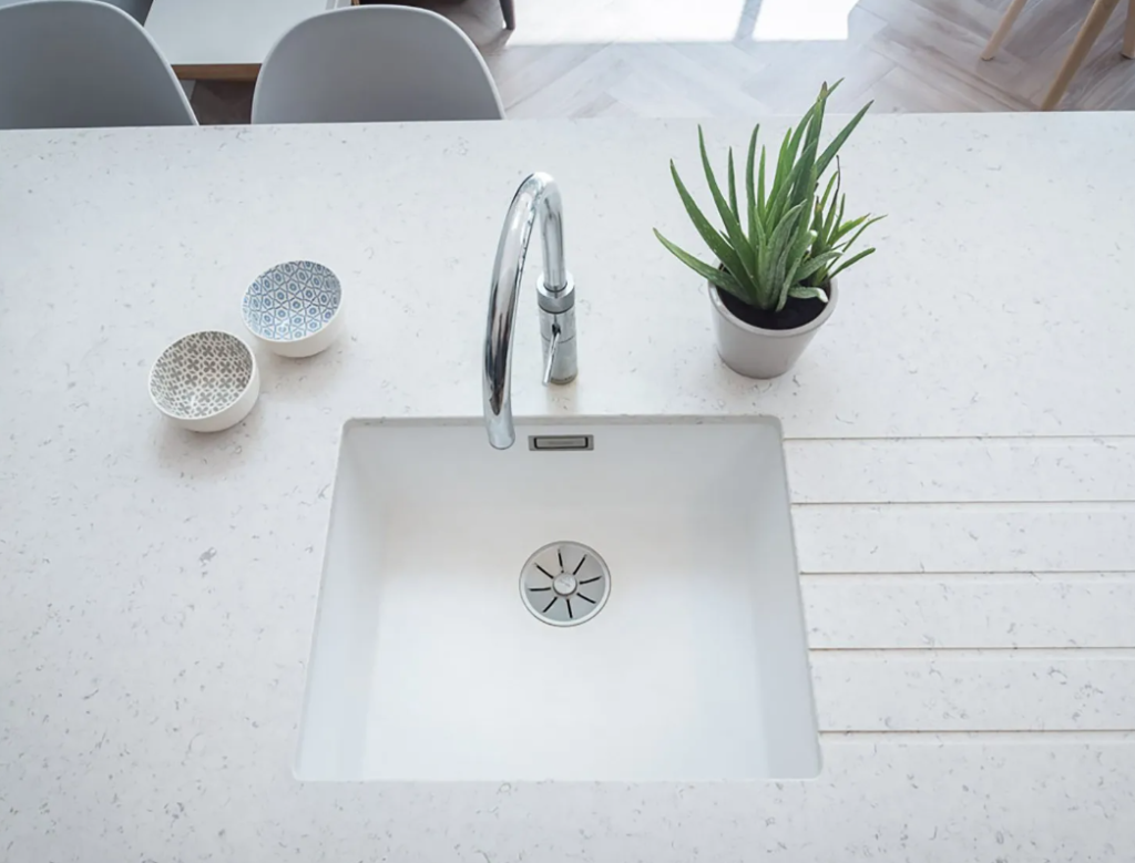 Blat kuchenny z konglomeratu -Silestone Bianco River / Merkam