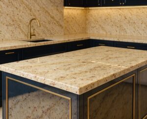 Blat kuchenny z granitu Kashmir Gold, złocisty kamień naturalny z delikatnymi żyłkami — Merkam