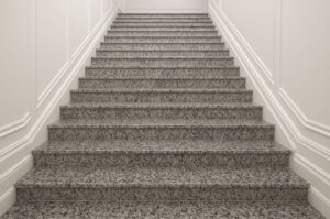 Schody z granitu Strzegom, szary kamień naturalny, powierzchnia płomieniowana