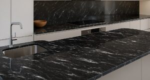 Blat kuchenny z granitu Via Lattea – czarna powierzchnia z jasnym, dynamicznym wzorem