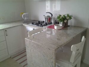 Wyspa kuchenna z granitu Kashmir White