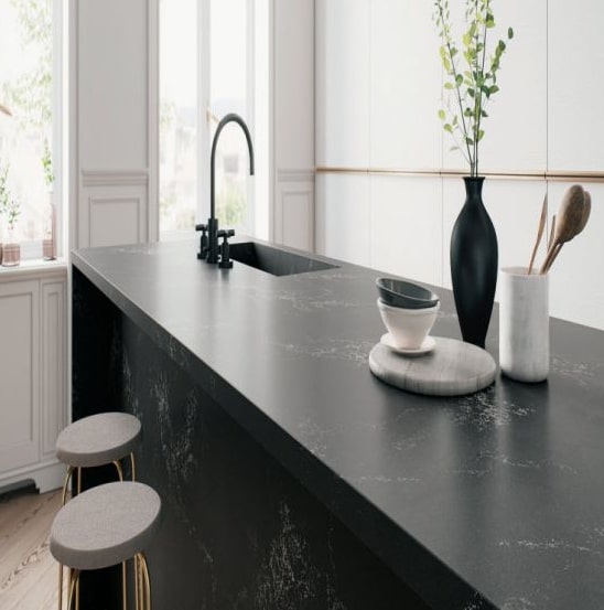 Ciemny blat z konglomeratu do kuchni Caesarstone