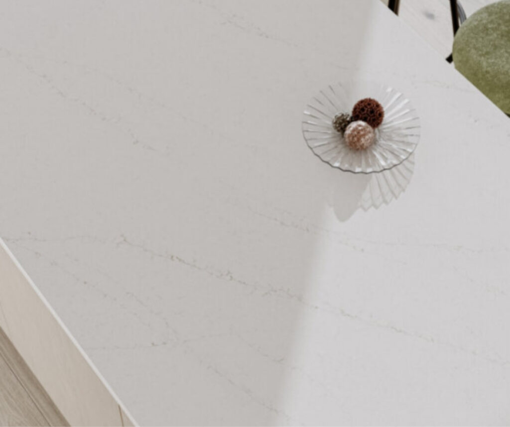 Jaki Blat do Kaszmirowej Kuchni w Łodzi. Blat kuchenny z konglomeratu Mistral White Technistone