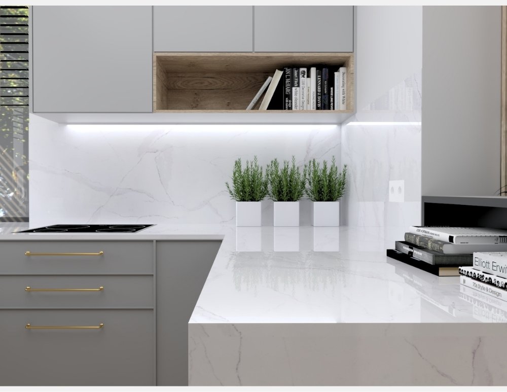 Porównanie blatów kuchennych SiQuartz i marmuru, Luksusowy blat kuchenny i panel ścienny z konglomeratu kwarcowego SiQuartz we wzorze. blat kuchenny premium imitacja marmuru Statuario Gold, imitujący biały, konglomerat kwarcowy czy naturalny marmur, marmur ze złotymi żyłami. SiQuartz właściwości i cena. kuchnia z szarymi szafkami i białym blatem