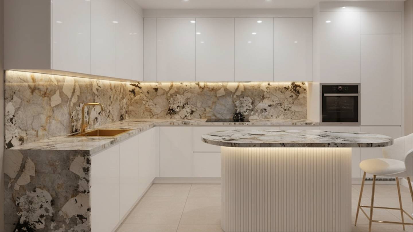 Nowoczesna kuchnia z białymi frontami i kamiennym blatem, projekt i aranżacja.Luksusowy blat kuchenny z konglomeratu kwarcowego z oświetleniem LED i wyspą, Wysokiej klasy blaty z granitu i marmuru do kuchni na wymiar, idealne dla wymagających klientów.