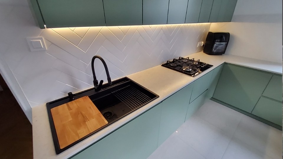 blat z konglomeratu Silestone Lime Delight, Merkam, realizacja kuchni, blat kwarcowy, 25 lat gwarancji, blat plamoodporny, blat kuchenny premium, Silestone TOP-1, nowoczesna kuchnia zielona
