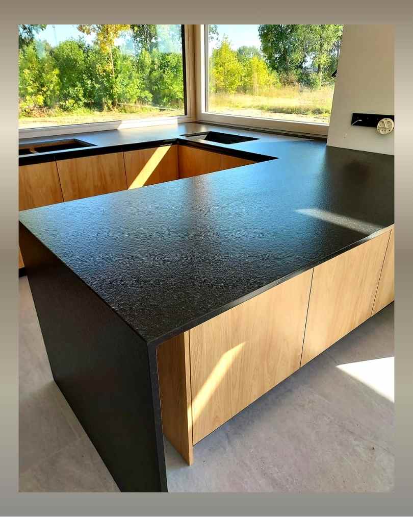 Czarne blaty kuchenne z granitu Nero Assoluto