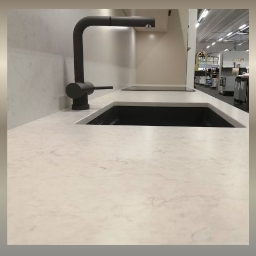 Wyprzedaż blatów kuchennych z konglomeratu Silestone Snow Ibiza
