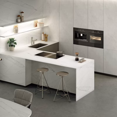 Blaty kuchenne z konglomeratu kwarcowego-ethereal-haze - silestone Merkam . Biały blat w żyłki