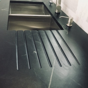 Ociekacz w blacie kuchennym