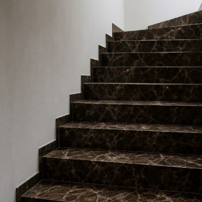 Schody wewnętrzne z marmuru Emperador Dark